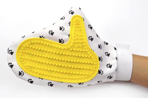 Cleaning and bathing glove for dogs and cats